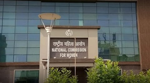 பெண்களை பாலியல் தொழிலுக்கு வற்புறுத்தும் முகநூல் குழு; டிஜிபி ஆஜராக தேசிய மகளிர் ஆணையம் உத்தரவு : என்ன நடவடிக்கை எடுக்கப்பட்டது என விளக்கம் தர வேண்டும்