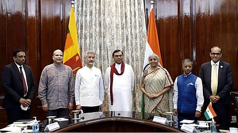 இலங்கைக்கு ரூ. 7,500 கோடி (100 கோடி டாலர்) கடன் வழங்குவதற்கான ஒப்பந்தம் நேற்று கையெழுத்தானது. பாரத ஸ்டேட் வங்கி (எஸ்பிஐ), இலங்கை அரசு இடையிலான இந்த ஒப்பந்தம் கையெழுத்தாகும் நிகழ்ச்சியில் மத்திய நிதி அமைச்சர் நிர்மலா சீதாராமன், மத்திய வெளியுறவு அமைச்சர் எஸ். ஜெய்சங்கர், இலங்கை வெளியுறவு அமைச்சர் பாசில் ராஜபக்சே மற்றும் இருதரப்பு அதிகாரிகள் பங்கேற்றனர். உணவு, அத்தியாவசிய மருந்து மற்றும் முக்கியமான பொருட்கள் வாங்க இந்த கடனுதவியை இந்தியா அளித்துள்ளது.- பிடிஐ