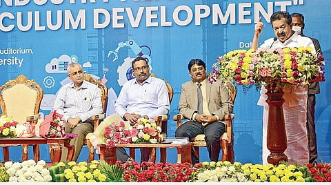 இன்றைய வேலைவாய்ப்பு சூழலுக்கு ஏற்ப பொறியியல் பாடத் திட்டம் மாற்றப்படும்: பொன்முடி தகவல்
