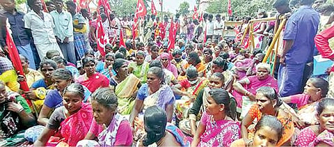 வந்தவாசி வட்டாட்சியர் அலுவலகத்தை முற்றுகையிட்டு காத்திருப்பு போராட்டத்தில் ஈடுபட்ட மலைவாழ் மக்கள் சங்கத்தினர்.
