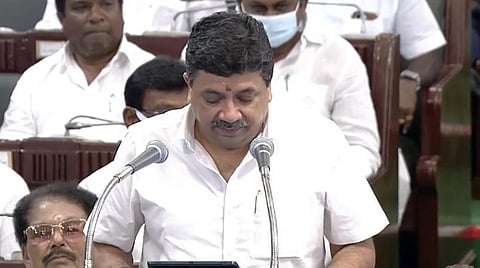 தமிழக அரசின் 2022-23 நிதியாண்டுக்கான பட்ஜெட்டை சட்டப்பேரவையில் நிதியமைச்சர் பழனிவேல் தியாகராஜன் நேற்று தாக்கல் செய்தார். முன்னதாக தலைமைச் செயலகத்தில் முதல்வர் மு.க.ஸ்டாலினை சந்தித்து அமைச்சர் வாழ்த்து பெற்றார். அருகில் நிதித்துறை செயலாளர் முருகானந்தம்.