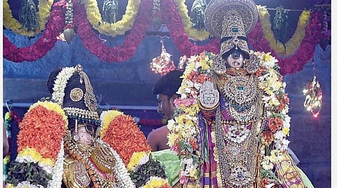 பங்குனி தேர்திருவிழா 9-ம் நாளான நேற்று ரங்கம் ரங்கநாதர் கோயிலில் சேர்த்தி சேவையில் பக்தர்களுக்கு அருள்பாலித்த நம்பெருமாள் - ரங்கநாச்சியார் தாயார். படம்: ஜி.ஞானவேல்முருகன்