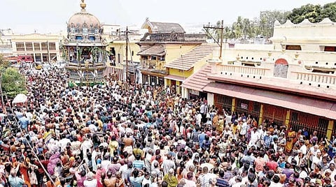 ஸ்ரீரங்கம் ரங்கநாதர் கோயிலில் நேற்று நடைபெற்ற பங்குனி தேர் திருவிழாவில் தேரை வடம் பிடித்து இழுத்த பக்தர்கள். படம்: ஜி.ஞானவேல்முருகன்.