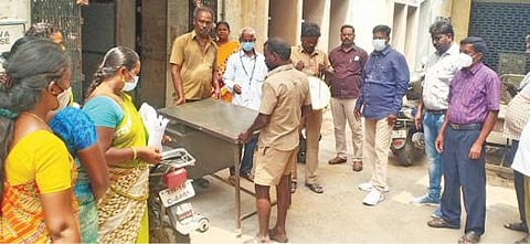 திண்டிவனம் பிஎஸ்என்எல் அலுவலகத்தில் ஜப்தி செய்யப்படுகிறது.