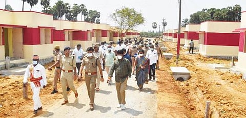 வானூர் அருகே பெரியகொழுவாரி கிராமத்தில் அமைந்துள்ள பெரியார் நினைவு சமத்துவபுரத்தினை ஆட்சியர் மோகன் ஆய்வு செய்தார். அருகில் மாவட்ட காவல் கண்காணிப்பாளர் ஸ்ரீநாதா உள்ளார்.