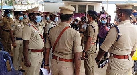சிறப்பாக செயல்பட்ட காவல் அதிகாரிகளுடன் கலந்துரையாடிய டிஜிபி சைலேந்திர பாபு. அருகில் ஐஜி அஸ்ரா கார்க், டிஐஜி மயில்வாகனன், காவல் கண்காணிப்பாளர்கள் கார்த்திக், செந்தில்குமார்.