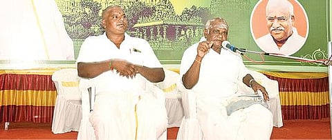 திருவண்ணாமலையில் நடைபெற்ற இந்து முன்னணி மண்டல பொதுக் குழுக் கூட்டத்தில் பேசும் மாநில பொதுச் செயலாளர் முருகானந்தம்.