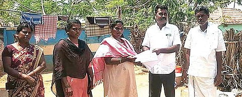 கே.நெடுவயல் கிராமத்தில் வரவு, செலவு கணக்கு விவரங்களை வீடு, வீடாகச் சென்று வழங்கிய ஊராட்சித் தலைவர் சரவணன்.