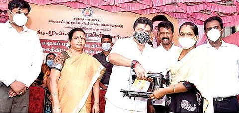 மதுரை மாநகராட்சி வெள்ளி வீதியார் பெண்கள் மேல்நிலை பள்ளியில் நடந்த விழாவில் ஒரு பெண்ணுக்கு நலத்திட்ட உதவி வழங்கினார் அமைச்சர் பழனிவேல் தியாகராஜன். அருகில் ஆட்சியர் எஸ்.அனீஷ்சேகர், மாநகராட்சி மேயர் இந்திராணி, துணை மேயர் நாகராஜன், ஆணையாளர் கார்த்திகேயன்.