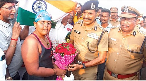 ஆட்டிசம் விழிப்புணர்வு ஏற்படுத்த பாக் ஜலசந்தி கடலை 13.05 மணி நேரத்தில் நீந்தி கடந்து சாதனை படைத்த சிறுமி