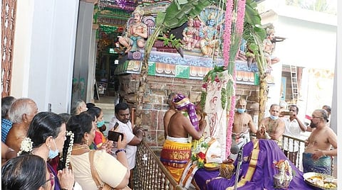 கும்பகோணம் அருகே உள்ள திருநாகேஸ்வரம் ஒப்பிலியப்பன் கோயிலில் பங்குனிப் பெருவிழா கொடியேற்றம் நேற்று நடைபெற்றது.
