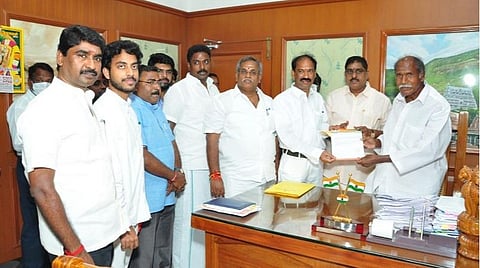 புதுச்சேரி முதல்வர் ரங்கசாமியை சந்தித்து ’தி காஷ்மீர் ஃபைல்ஸ்’ திரைப்படத்திற்கு வரிவிலக்கு கோரி பாஜகவினர் மனு அளித்தனர்.