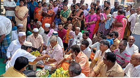 ராசிபுரம் அருகே குருசாமிபாளையம் சிவசுப்ரமணியர் கோயில் பங்குனி உத்திர விழாவில் இந்து, முஸ்லிம் பங்கேற்று மக்கள் சந்தனம் பூசிக் கொண்டனர்.