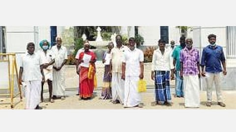 திருவண்ணாமலை மாவட்ட காவல் கண்காணிப்பாளர் பவன்குமாரிடம் மனு கொடுக்க வந்த ஜமீன் கூடலூர் கிராம மக்கள்.