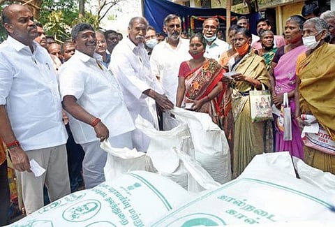 மானிய விலையில் தீவனம் வழங்கும் திட்டத்தை முதல்வர் ரங்கசாமி தொடங்கி வைத்தார். அருகில் அமைச்சர் தேனீ ஜெயக்குமார். படம்: எம்.சாம்ராஜ்