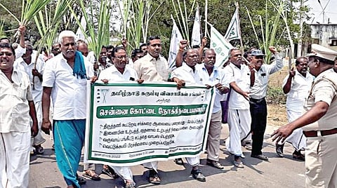 திருவாலங்காட்டிலிருந்து தலைமைச் செயலகம் நோக்கி நடைப்பயணம் மேற்கொள்ள முயன்ற கரும்பு விவசாயிகளை போலீஸார் தடுத்து கைது செய்தனர்.