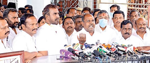 சட்டப்பேரவையில் பொது பட்ஜெட், வேளாண் பட்ஜெட் மீதான விவாதம் நேற்று நடந்தது. இதில் பங்கேற்ற பிறகு, அதிமுக முன்னாள் அமைச்சர்கள் ஆர்.பி.உதயகுமார், எஸ்.பி.வேலுமணி ஆகியோர் தலைமைச் செயலக வளாகத்தில் செய்தியாளர்களிடம் பேசினர். உடன் அதிமுக உறுப்பினர்கள்.படம்: க.பரத்