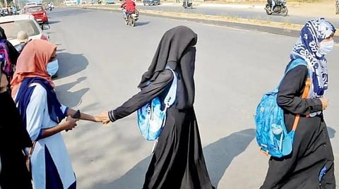 ஹிஜாப் விவகாரத்தால் புறக்கணித்த முஸ்லிம் மாணவிகளுக்கு மறுதேர்வு கிடையாது: கர்நாடக அரசு திட்டவட்டம்