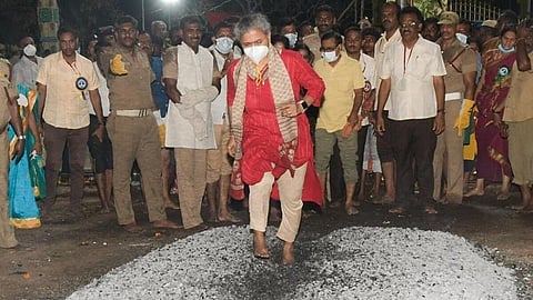 பண்ணாரி மாரியம்மன் கோயில் திருவிழாவில் குண்டம் இறங்கிய அமுதா ஐஏஎஸ்