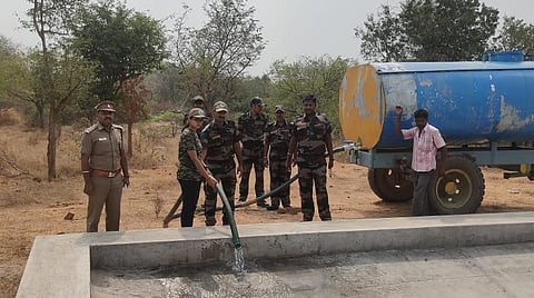 உலக தண்ணீர் தினத்தை முன்னிட்டு ஓசூர் சானமாவு காப்புக்காடு தொட்டியில் டிராக்டர் மூலம் தண்ணீர் நிரப்பும் பணியில் நேரடியாக பங்கேற்ற மாவட்ட வன அலுவலர் கார்த்திகேயினி. உடன் வனச்சரகர் ரவி மற்றும் வனத்துறையினர்.