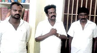 பறிமுதல் செய்யப்பட்ட திமிங்கல எச்சம். (வலது) கைது செய்யப்பட்ட குமார், அழகு, பழனிச்சாமி.