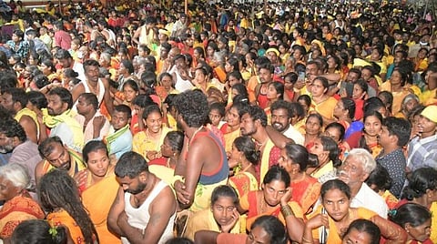 குண்டம் திருவிழாவையொட்டி பண்ணாரி மாரியம்மன் (உற்ஸவர்) மலர் அலங்காரத்தில் அருள் பாலித்தார். அடுத்தபடம்:நீண்ட வரிசையில் காத்திருந்த பக்தர்கள் குண்டம் இறங்கி நேர்த்திக்கடன் செலுத்தினர்.