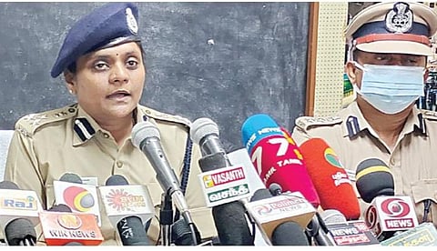 விருதுநகரில் நேற்று செய்தியாளர்களிடம் பேசிய மதுரை சரக டிஐஜி பொன்னி. அருகில், எஸ்.பி. மனோகர்.