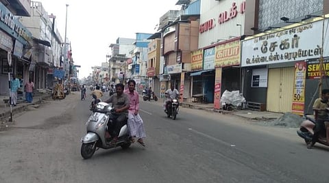 படம்: காரைக்கால் பாரதியார் சாலையில் மூடப்பட்டுள்ள கடைகள்