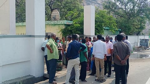 கரூர் - தோகைமலை அரசு மேல்நிலைப் பள்ளி வளாகத்தை விட்டு வெளியேறி நுழைவாயில் முன் கூடிய ஆசிரியர்கள்.