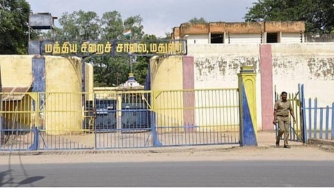 'கைதிகளுக்கு செல்போன், கஞ்சா' - மதுரை மத்திய சிறையில் 2 காவலர்கள் சஸ்பெண்ட்