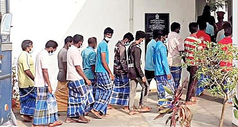 யாழ்ப்பாணம் சிறையில் இருந்து சங்கிலி மற்றும் கைவிலங்கிடப்பட்டு ஊர் காவல்துறை நீதிமன்றத்துக்கு அழைத்து வரப்பட்ட தமிழக மீனவர்கள்.