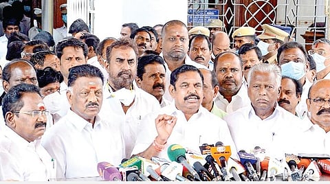 சட்டப்பேரவையிலிருந்து நேற்று வெளிநடப்பு செய்த பின்னர் செய்தியாளர்களுக்குப் பேட்டியளித்தார் எதிர்க்கட்சி தலைவர் பழனிசாமி. உடன், துணைத் தலைவர் ஓ.பன்னீர்செல்வம் உள்ளிட்டோர். படம்: க.பரத்