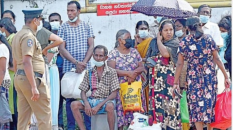 கடும் பொருளாதார நெருக்கடியால் இலங்கையில் எரிபொருள், உணவுப் பொருட்களுக்கு தட்டுப்பாடு ஏற்பட்டுள்ளது. கொழும்பு நகரில் உள்ள ஒரு கடையில் நேற்று மண்ணெண்ணெய் வாங்குவதற்காக காத்திருந்த பொதுமக்கள். படம்: ஏஎப்பி