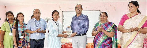 மாணவ, மாணவிகளுக்கு குடிமைப் பணி தேர்வுக்கான வழிகாட்டி புத்தகங்களை வழங்கிய மாவட்ட ஆட்சியர் ஜி.எஸ்.சமீரன். உடன், அரசு கலைக் கல்லூரி முதல்வர் வி.கலைச்செல்வி, அரசியல் அறிவியல் துறைத் தலைவர் கனகராஜ், பொருளாதாரத் துறை பேராசிரியர் ஷோபா உள்ளிட்டோர். படம்: ஜெ.மனோகரன்