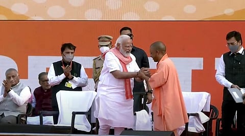 2-வது முறையாக முதல்வராக பதவியேற்ற யோகி ஆதித்யாத் மற்றும் பிரதமர் மோடி