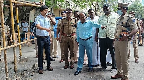 காரைக்கால் பொய்யாத மூர்த்தி விநாயகர் கோயில் முன்பு கட்டப்பட்டுள்ள முகப்பு மண்டபத்தை பார்வையிட்டு ஆய்வு செய்த காரைக்கால் மாவட்ட ஆட்சியர் (பொ) இ.வல்லவன், புதுச்சேரி ஐ.ஜி. வி.ஜே.சந்திரன் உள்ளிட்டோர்.