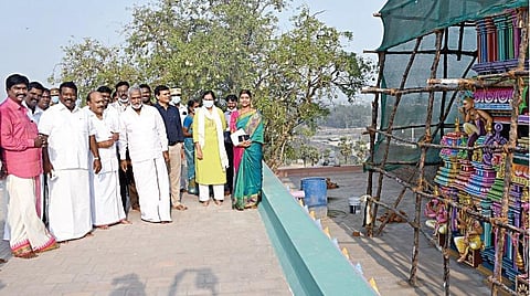 குன்றத்தூர் கோயிலில் நடைபெற்று வரும் திருப்பணிகளை நேற்று ஆய்வு மேற்கொண்ட அறநிலையத் துறை அமைச்சர் பி.கே.சேகர்பாபு, ஊரகத் தொழில் துறை அமைச்சர் தா.மோ.அன்பரசன். உடன், சட்டப்பேரவை உறுப்பினர் கு.செல்வப்பெருந்தகை மற்றும் அதிகாரிகள்.படம்: எம்.முத்துகணேஷ்