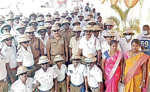 ஆவடி காவல் ஆணையரகத்தின் கீழ் உள்ள போக்குவரத்து போலீஸாருக்கு தக்கை தொப்பி, குளிர் கண்ணாடி, குளிர் பானங்கள் வழங்கும் பணியை நேற்று ஆவடி காவல் ஆணையர் சந்தீப் ராய் ரத்தோர் தொடங்கி வைத்தார்.