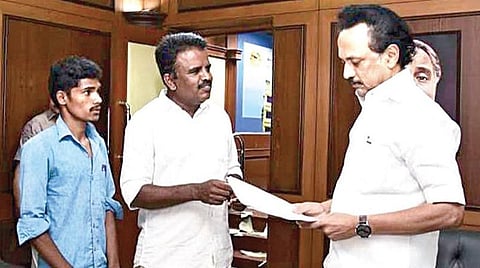 எதிர்க்கட்சி தலைவராக மு.க.ஸ்டாலின் இருந்தபோது அவரை சந்தித்தபழங்குடியின மாணவர் சந்திரன்(இடது), அவருக்கு உறுதுணையாக இருந்த ‘சுடர்' அமைப்பின் நட்ராஜ். (கோப்பு படம்)