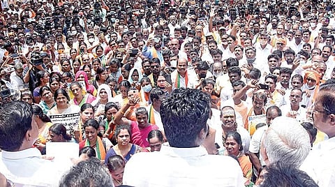 தமிழக அரசின் பட்ஜெட்டை கண்டித்து, பாஜக மாநில தலைவர் அண்ணாமலை தலைமையில் சென்னை வள்ளுவர் கோட்டம் அருகே நேற்று ஆர்ப்பாட்டம் நடைபெற்றது. இதில் கட்சி நிர்வாகிகள், தொண்டர்கள் உட்பட ஏராளமானோர் கலந்துகொண்டு, பட்ஜெட்டுக்கு எதிராக கோஷம் எழுப்பினர்.படம்: ம.பிரபு