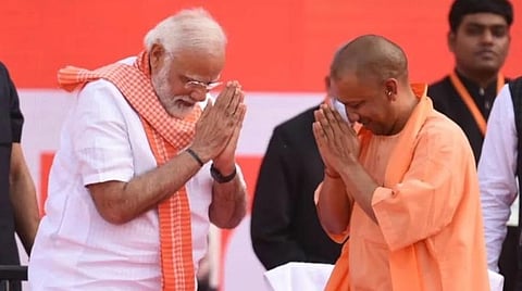 லக்னோவில் நேற்று நடைபெற்ற பிரம்மாண்ட விழாவில் மாநிலத்தின் முதல்வராக யோகி ஆதித்ய நாத் பதவியேற்றார். அப்போது பிரதமர் நரேந்திர மோடியிடம் அவர் வாழ்த்து பெற்றார். படம்: பிடிஐ