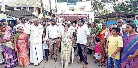 கரூர் மாவட்டம் புலியூர் பேரூராட்சி தலைவர் தேர்தல் தள்ளிவைக்கப்பட்டதால், அலுவலகத்தில் இருந்து அதிருப்தியுடன் வெளியே வரும் இந்திய கம்யூனிஸ்ட் கவுன்சிலர் கலாராணி உள்ளிட்ட கட்சியினர்.
