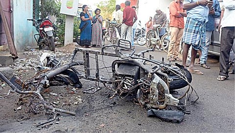 வீட்டில் சார்ஜ் போட்டிருந்தபோது மின்கசிவு - எலக்ட்ரிக் பைக் பேட்டரி வெடித்து தீ விபத்து: வேலூரில் தந்தை, மகள் பரிதாப உயிரிழப்பு