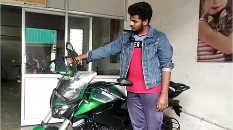 பைக்குடன் பூபதி.