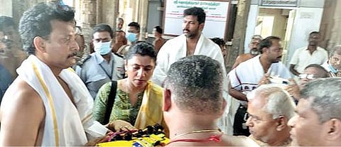 திருச்செந்தூர் செந்திலாண்டவர் கோயிலில் தமிழக பள்ளி கல்வித் துறை அமைச்சர் அன்பில் மகேஷ் பொய்யாமொழி சுவாமி தரிசனம் செய்தார்.