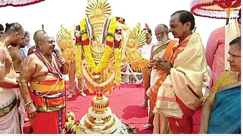 யாதாத்ரி லட்சுமி நரசிம்மர் கோயில் கும்பாபிஷேக விழா நேற்று சிறப்பாக நடந்தது. இதில் கோபுரத்தில் அமைக்கப்பட்ட சக்கரத்தாழ்வாருக்கு சிறப்பு அபிஷேகம் செய்யப்பட்டது. இவ்விழாவில் முதல்வர் சந்திரசேகர ராவ் கலந்து கொண்டார்.