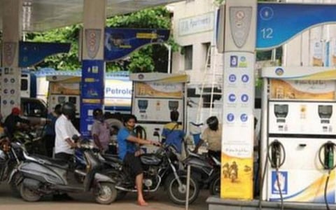 8 நாட்களில் 7-வது முறையாக பெட்ரோல், டீசல் விலை அதிகரிப்பு: டெல்லியில் லிட்டர் ரூ.100-ஐ கடந்தது