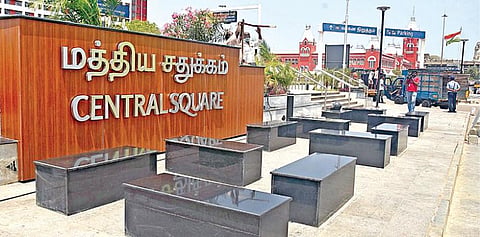 சென்னை சென்ட்ரல் நிலையம் அருகே மத்திய சதுக்கம் அமைக்கும் பணிகள் முடிவடைந்துள்ள நிலையில், அங்கு மக்கள் அமரும் வகையில் இருக்கைகள் அமைக்கப்பட்டுள்ளன. இந்த சதுக்கத்தை முதல்வர் மு.க.ஸ்டாலின் இன்று காலை திறந்துவைக்கிறார்.படம்: ம.பிரபு