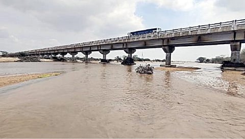 கோடையிலும் காஞ்சிபுரம் பாலாற்றில் நீரோட்டம் காணப்படுகிறது.
