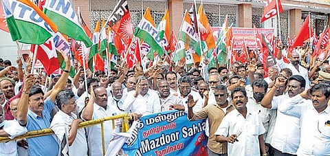 மத்திய அரசை கண்டித்து 2-வது நாளான நேற்று சென்னை குறளகம் பிஎஸ்என்எல் அலுவலகம் அருகில் அனைத்து தொழிற்சங்கங்கள் சார்பாக நேற்று ஆர்ப்பாட்டம் நடைபெற்றது.படம்: ம.பிரபு